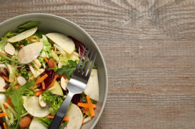 Ahşap masada servis edilen enfes şalgam salatası, üst manzara. Metin için boşluk