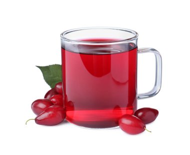 Beyaz arka planda bir bardak taze kızılcık çayı, dut ve yaprak.