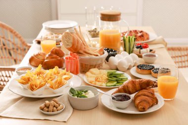 Masada farklı yemekler olan tabaklar. Lüks brunch.