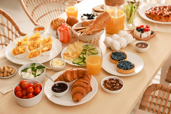 Plats Avec Différents Aliments Sur Table Intérieur Brunch Luxe — Photo