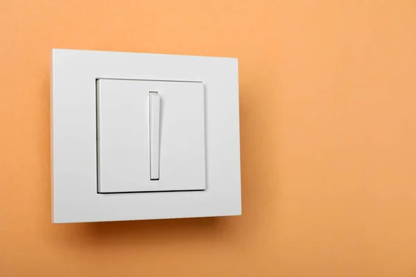 Weißer Lichtschalter Auf Orangefarbenem Hintergrund Platz Für Text — Stockfoto