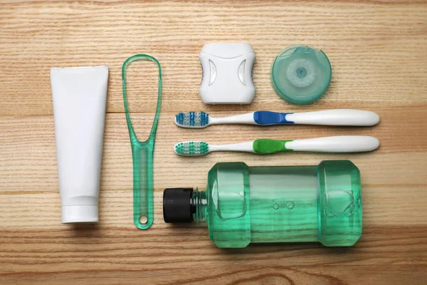 Composición Plana Con Limpiador Lengüetas Productos Para Cuidado Dientes Mesa — Foto de Stock