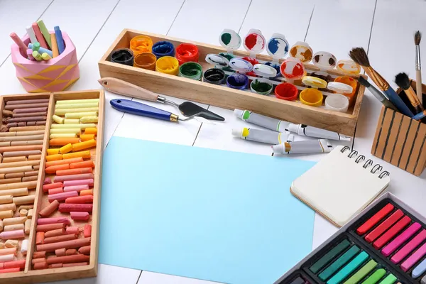 彩色粉笔 粉笔和其他绘画工具放在白色木制桌子上 现代艺术家的工作场所 — 图库照片