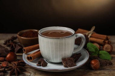 Tahta masada, fincanda nefis sıcak çikolata olan kompozisyon.