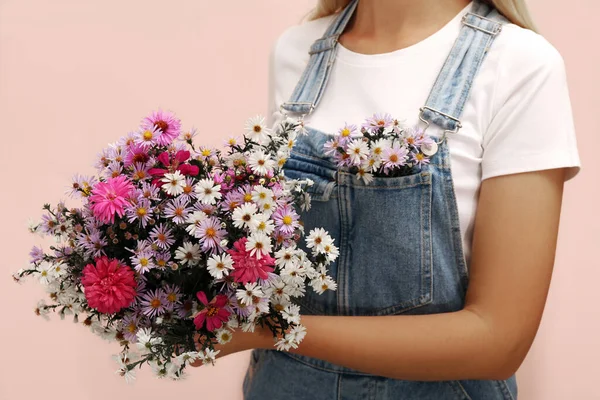 Kvinna Med Vackra Blommor Rosa Bakgrund Närbild — Stockfoto