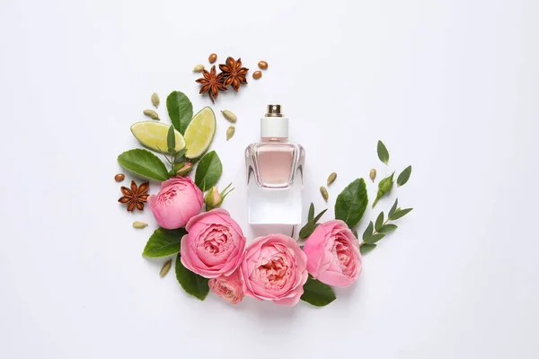 Composição Leigos Planos Com Garrafa Perfume Limão Belas Flores Fundo — Fotografia de Stock