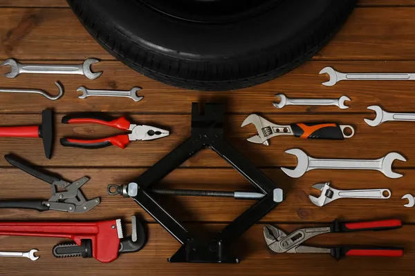 Roue Voiture Vérin Ciseaux Différents Outils Sur Surface Bois Pose — Photo