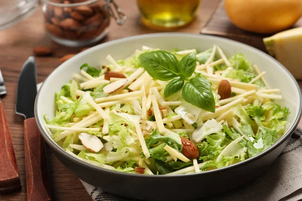 Köstlicher Rübensalat Auf Holztisch Nahaufnahme — Stockfoto