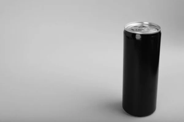 Μαύρο Κουτάκι Ενεργειακό Ποτό Ανοιχτό Γκρι Φόντο Χώρος Για Κείμενο — Φωτογραφία Αρχείου