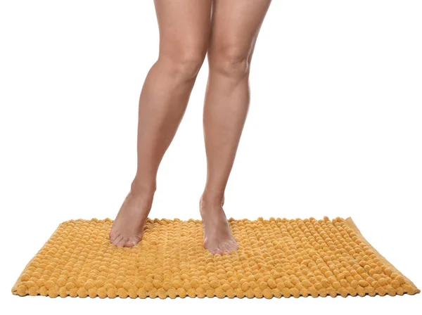 Femme Debout Sur Tapis Bain Orange Doux Sur Fond Blanc — Photo