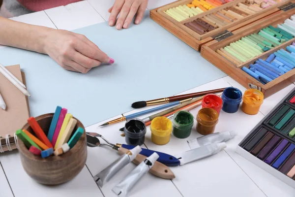 Dibujo Del Artista Con Tiza Pastel Mesa Madera Blanca Primer — Foto de Stock