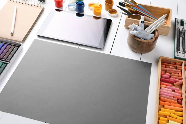 彩色粉笔 石碑等绘图工具在白色木桌上 现代艺术家的工作场所 — 图库照片