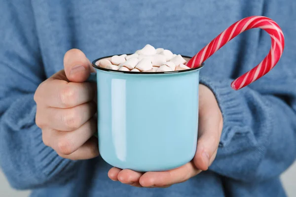 Frau Hält Tasse Mit Köstlicher Heißer Schokolade Mit Marshmallows Und — Stockfoto