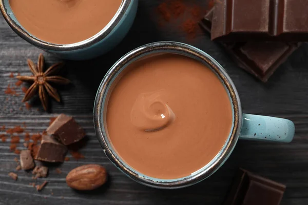 Composição Leigos Plana Com Chocolate Quente Gostoso Mesa Madeira Preta — Fotografia de Stock