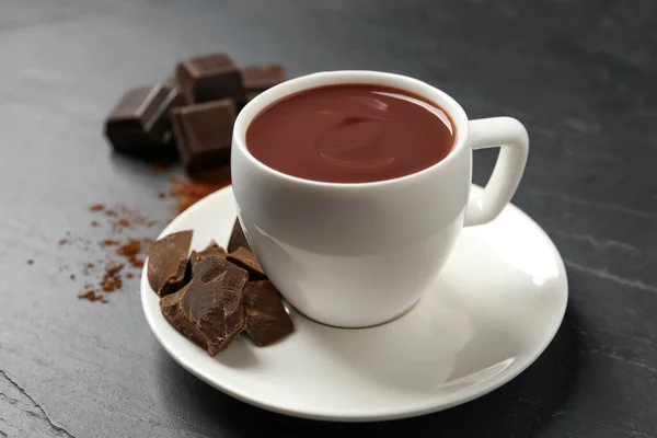 Chocolat Chaud Délicieux Dans Une Tasse Sur Une Table Noire — Photo