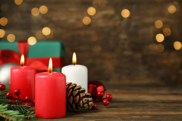 Κάψιμο Κεριών Κουτί Δώρου Και Χριστουγεννιάτικη Διακόσμηση Ξύλινο Τραπέζι Bokeh — Φωτογραφία Αρχείου