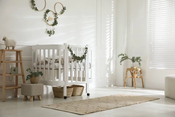 Chambre Bébé Élégante Décorée Avec Des Branches Eucalyptus — Photo