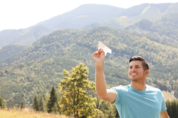Uomo Gettando Aereo Carta Montagna Nella Giornata Sole Spazio Testo — Foto Stock