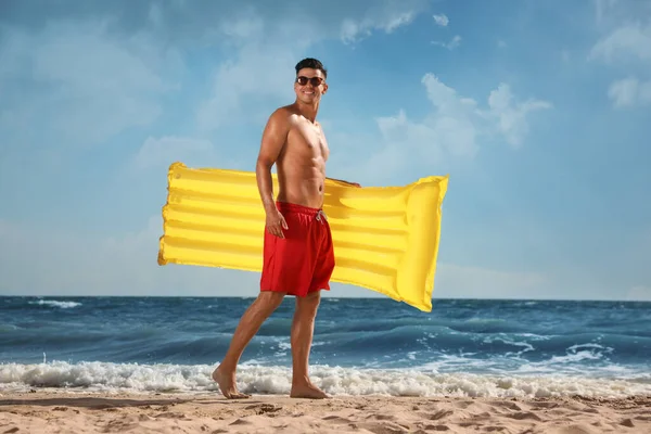Pria Dengan Kasur Karet Kuning Pantai — Stok Foto