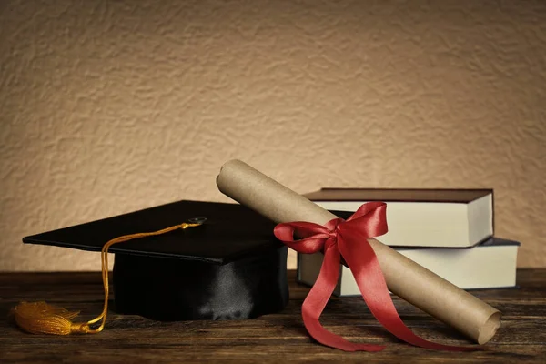Sombrero Graduación Libros Diploma Mesa Madera —  Fotos de Stock