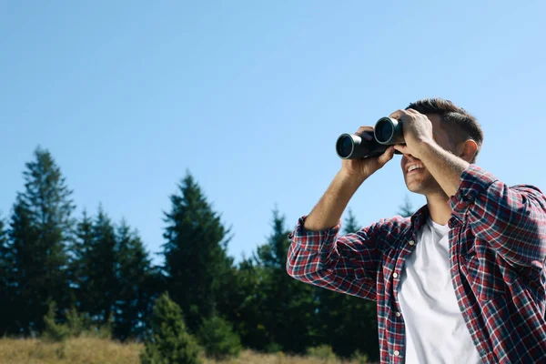 Hombre Mirando Través Prismáticos Aire Libre Día Soleado —  Fotos de Stock