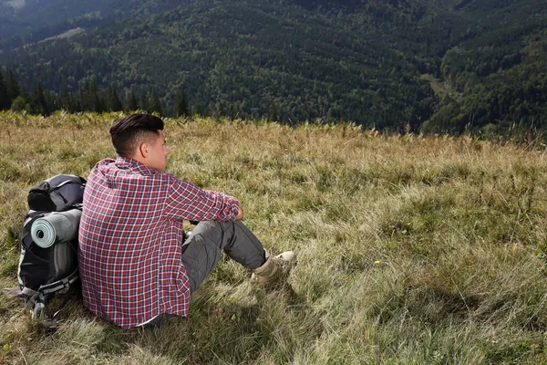 Tourist Backpack Sitting Ground Enjoying Landscape Mountains Back View — Stock Photo, Image