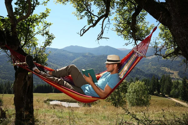 Knappe Man Lezen Boek Hangmat Buiten Zonnige Dag — Stockfoto