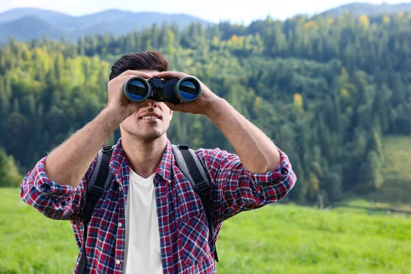 Hombre Con Mochila Mirando Través Binoculares Las Montañas —  Fotos de Stock