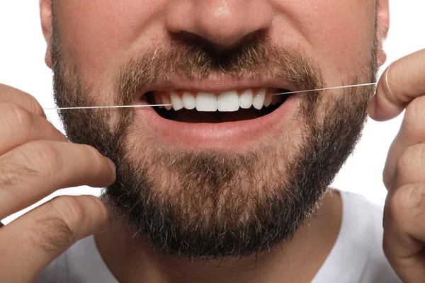 Άνθρωπος Πλένει Δόντια Του Λευκό Φόντο Κοντινό Πλάνο Οδοντιατρική Περίθαλψη — Φωτογραφία Αρχείου