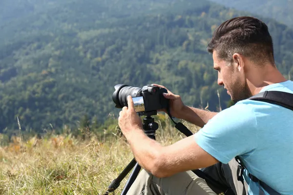 Uomo Scattare Foto Della Natura Con Fotocamera Moderna Treppiede All — Foto Stock