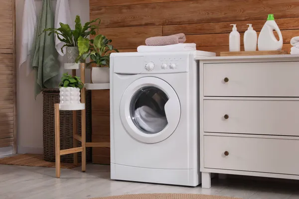 洗濯機とスタイリッシュな家具付きのランドリールームインテリア — ストック写真