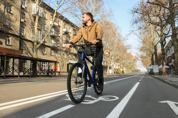 Bonito Homem Andar Bicicleta Pista Cidade — Fotografia de Stock