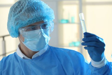 Laboratuvarda numuneyle çalışan bir bilim adamı. Tıbbi araştırma