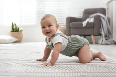 Şirin Bebek evde yerde sürünüyor