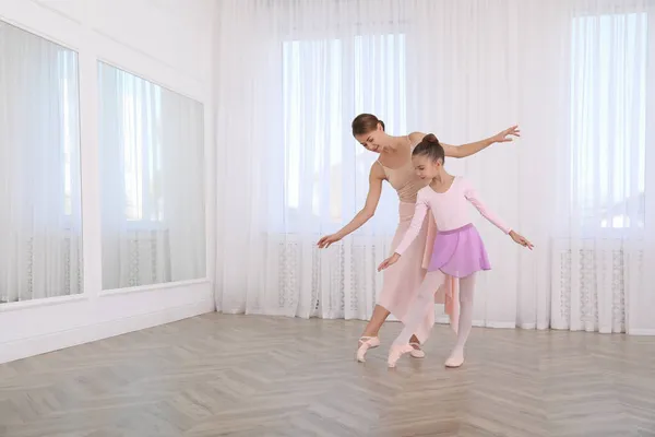 Pequena Bailarina Sua Professora Praticando Movimentos Dança Estúdio Espaço Para — Fotografia de Stock