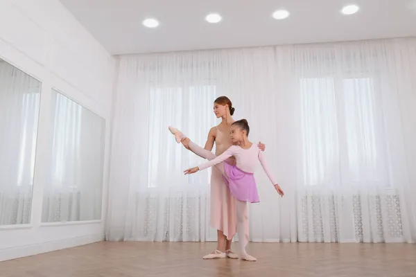 Piccola Ballerina Suo Insegnante Danza Muove Studio — Foto Stock