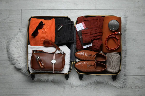 Offener Koffer Mit Zusammengefalteter Kleidung Accessoires Und Schuhen Auf Dem — Stockfoto