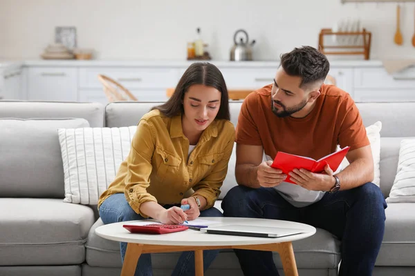 Genç Çift Aile Bütçesini Evde Tartışıyor — Stok fotoğraf