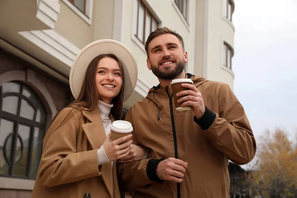 Boldog Pár Visel Elegáns Őszi Ruhák Csésze Kávé Város Utcáján — Stock Fotó