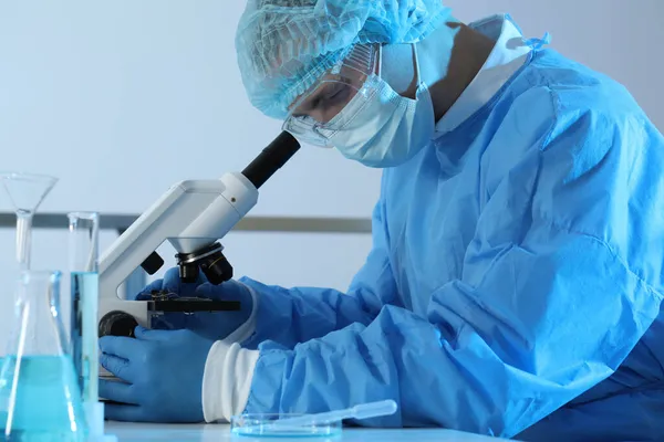Forskare Som Arbetar Med Mikroskop Laboratorium Medicinsk Forskning — Stockfoto