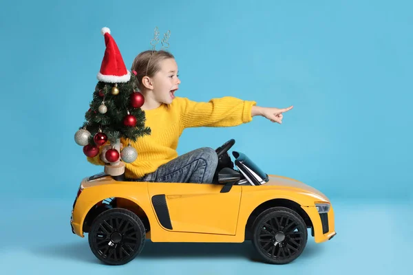 Carino Bambina Con Albero Natale Guida Auto Giocattolo Elettrico Bambini — Foto Stock