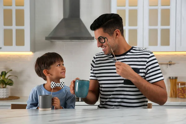 Papà Suo Figlio Divertono Cucina Buona Festa Del Papà — Foto Stock