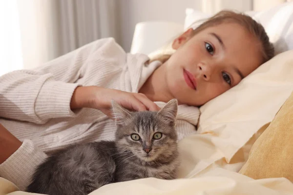 Schattig Klein Kind Met Kitten Thuis Focus Huisdier — Stockfoto