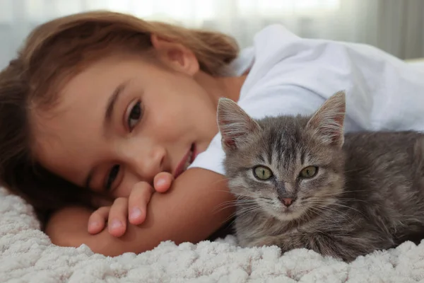 Nettes Kleines Mädchen Mit Kätzchen Auf Weißer Decke Drinnen Nahaufnahme — Stockfoto