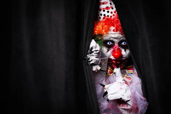 Angstaanjagende Clown Verstopt Zich Achter Zwarte Gordijnen Ruimte Voor Tekst — Stockfoto