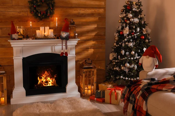 お祝いの装飾が施された部屋でかわいいノームとクリスマスツリー — ストック写真