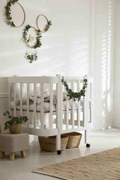 用桉树枝条装饰的时髦婴儿房 — 图库照片