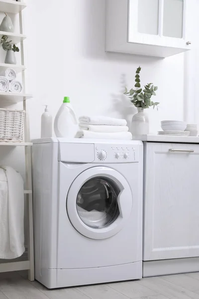 Interior Cozinha Com Máquina Lavar Roupa Mobiliário Elegante — Fotografia de Stock
