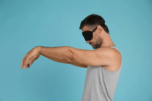 Hombre Con Máscara Ocular Estado Sonambulismo Sobre Fondo Azul Claro —  Fotos de Stock