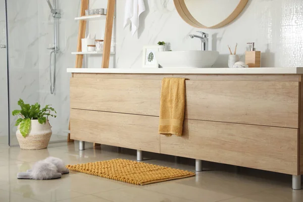 Weiche Orangefarbene Badematte Und Hausschuhe Auf Dem Boden Badezimmer — Stockfoto